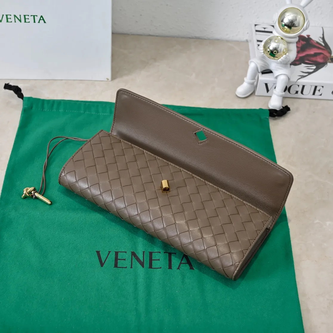 The batch of 1360 BV Andiamo evening handbags has been heavily planted again~ The designer aesthetics in the era of economic downturn are back. I fall in love with it at first sight and can't put it down. It's so beautiful and full of aura. The shape and texture are very competitive. It's light in weight and has sufficient capacity. It's a must-have for fashionistas. It's suitable for many occasions, minimalist, high-end and light luxury. Model No.: 741511 Size: 31*13*3cm